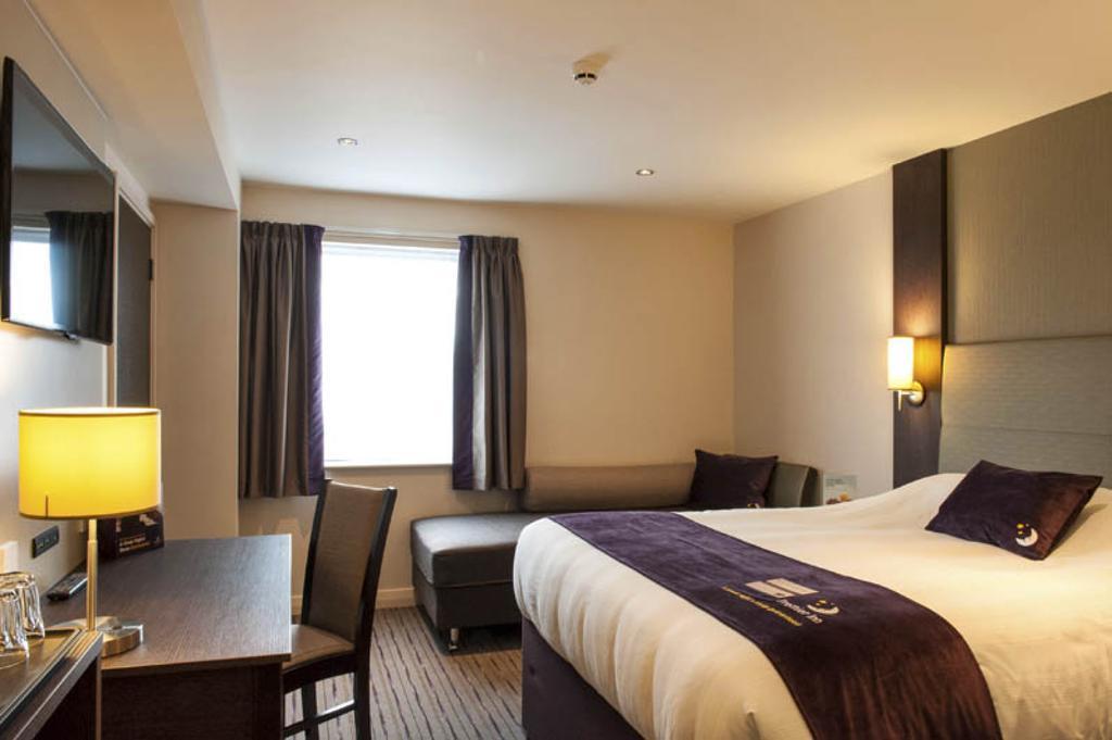 Premier Inn Алдерсхот Экстерьер фото