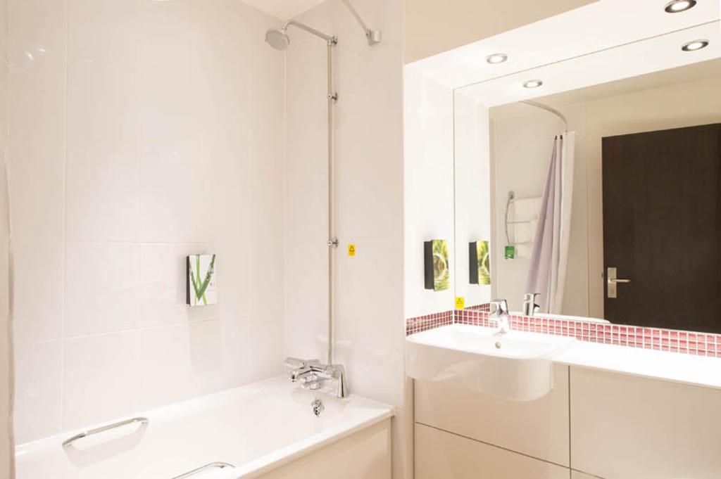 Premier Inn Алдерсхот Экстерьер фото